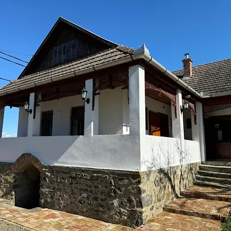 Karavan Maison d'hôtes Hollókő