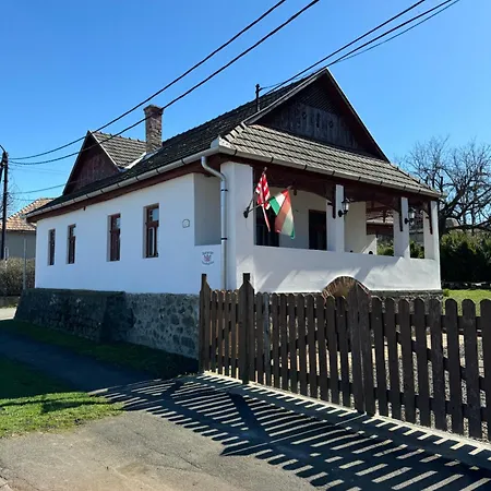 Karavan 게스트하우스 Hollókő